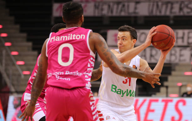 在对阵里尔 在对阵里尔